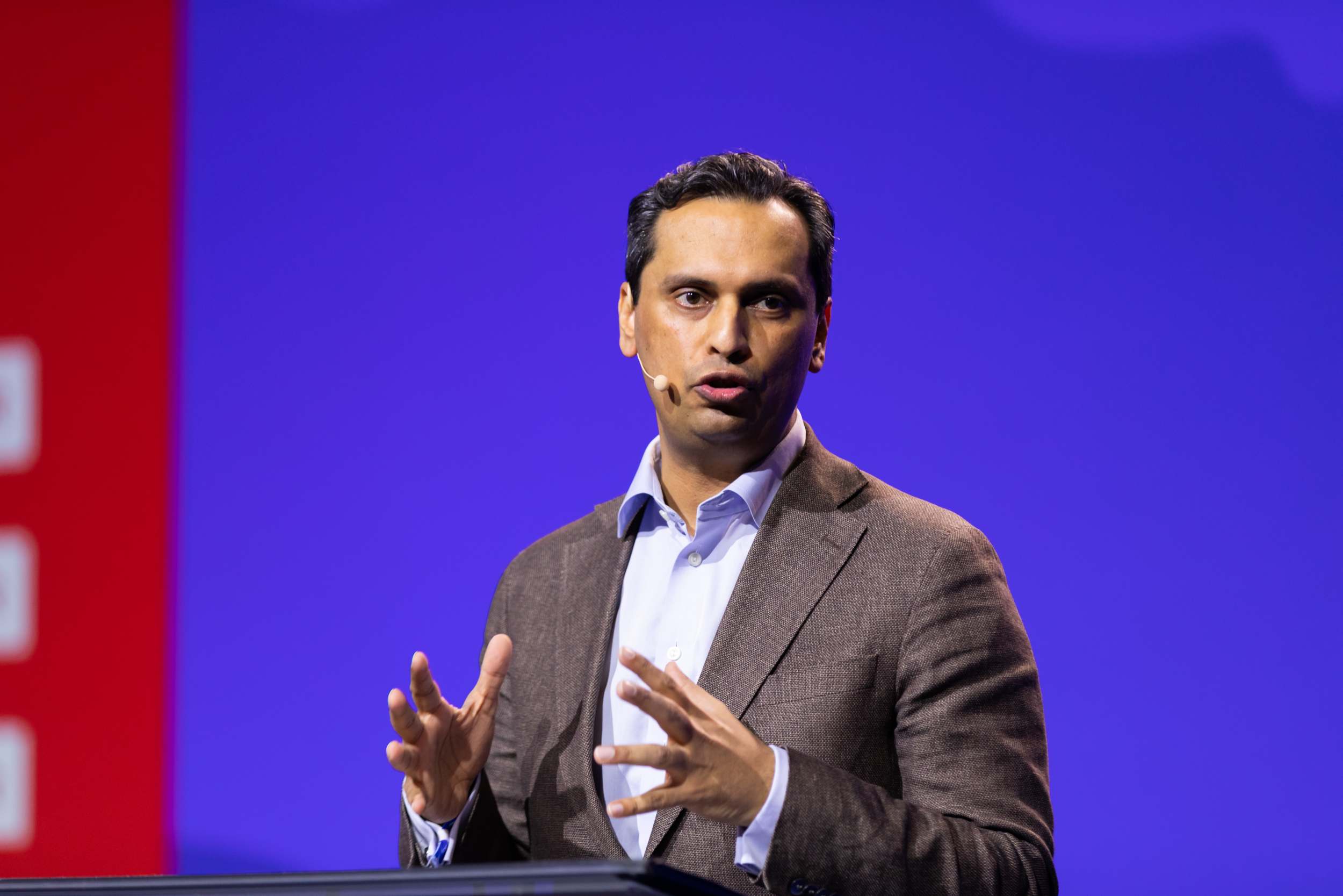 Mudassar Kapur avbildet på talerstolen under Høyres landsmøte 2023
